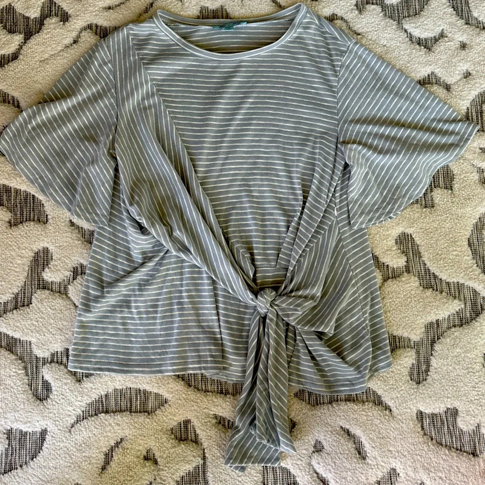 Gray white stripe knot top Sz M